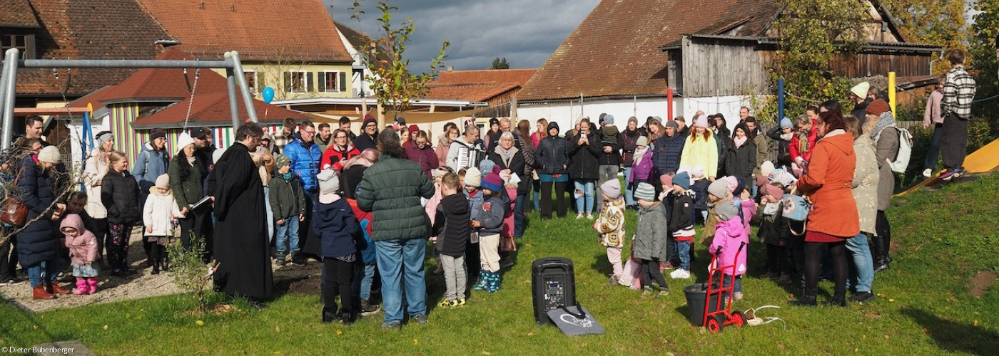 Die Kindergartenkinder pflanzen einen Baum in ihrem Garten am 26. Oktober 2025